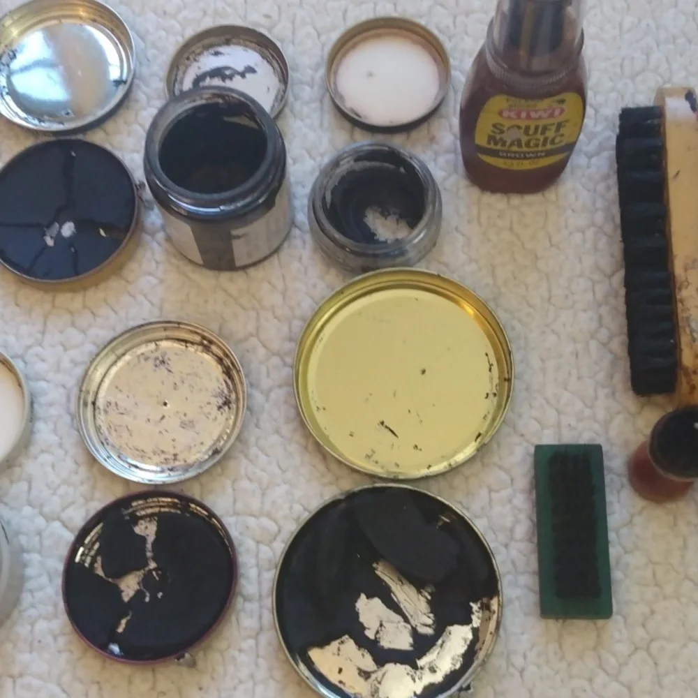 Vintage Cedar Griffin Shoe Shine Kit - 13 Pieces - Picture 6 of 16